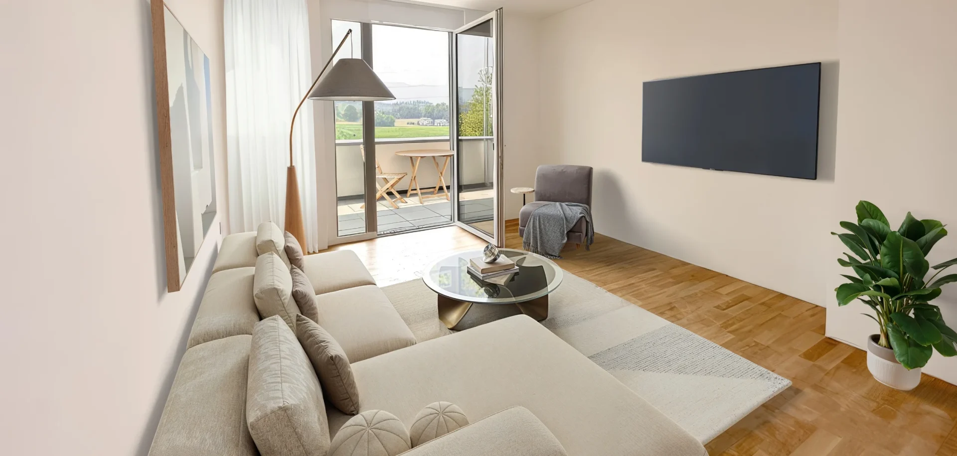 TRI_Ausstattung_01 Helles Wohnzimmer mit beigem Sofa, modernem Interieur und Zugang zum Balkon mit Ausblick ins Grüne.